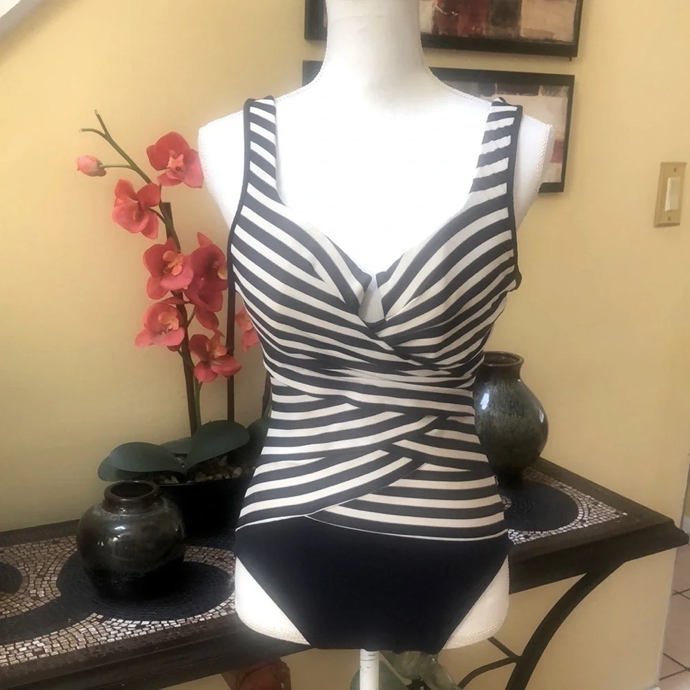 MiracleSuit Gilt Trip Escape Underwire Black & White 1 Piece Swimsuit Sz Small